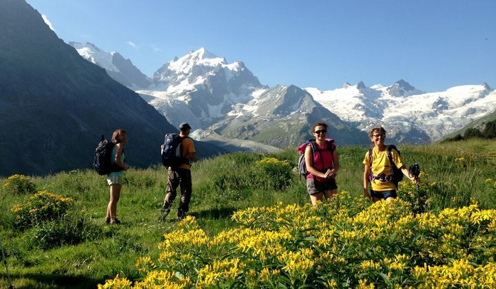 Randonneurs devant le Piz Roseg - Grisons - Suisse