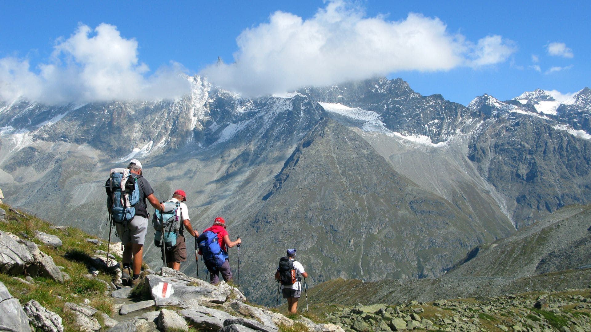 Escursionisti davanti ai ghiacciai - Haute Route Chamonix-Zermatt - Vallese - Svizzera