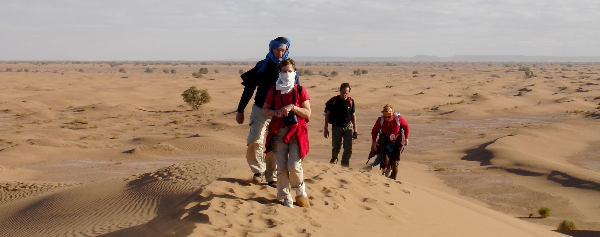 Escursionisti tra le dune del deserto - Marocco