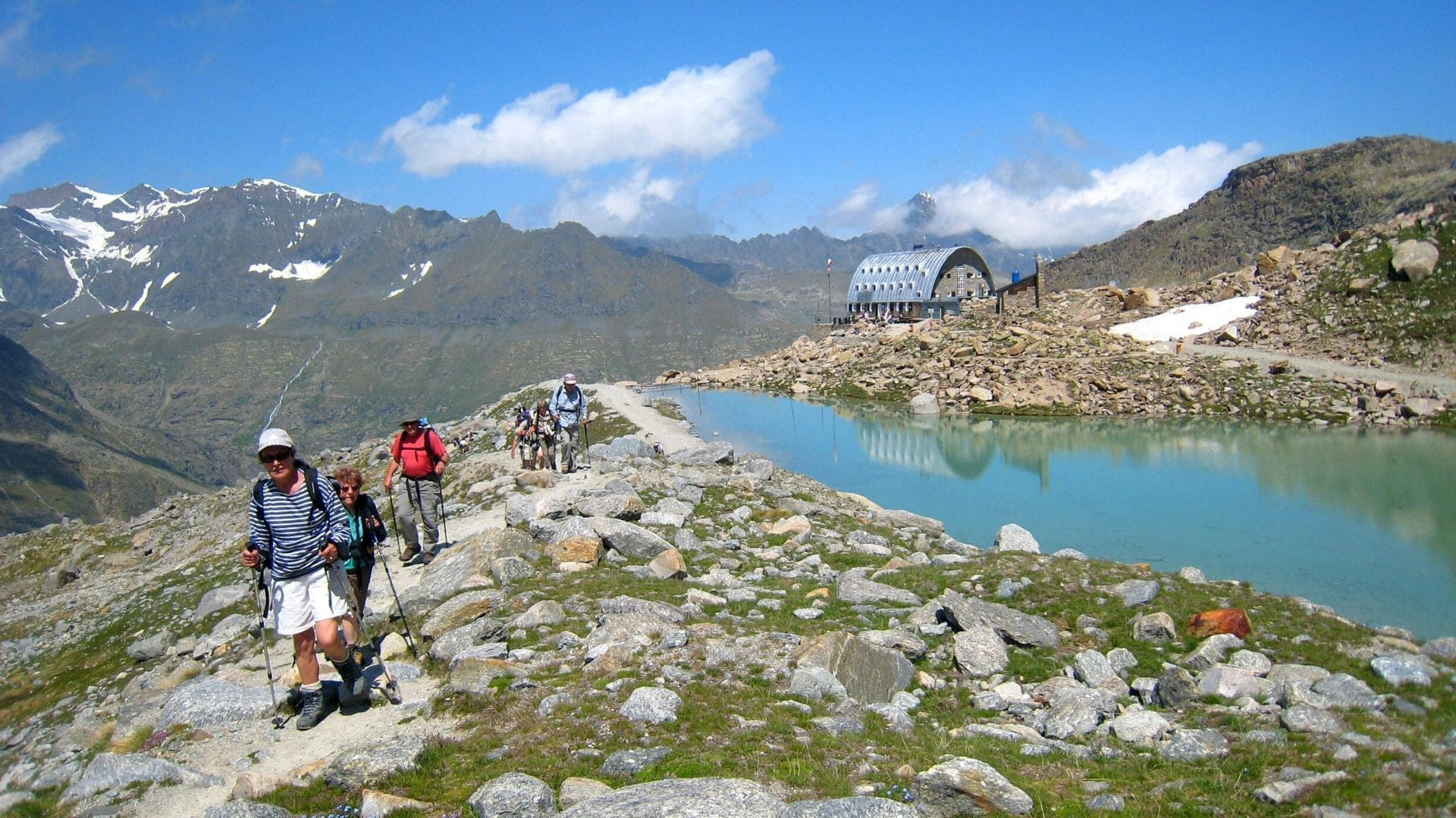 Randonneurs près d'un refuge - Grand Paradis - Val d'Aoste - Italie