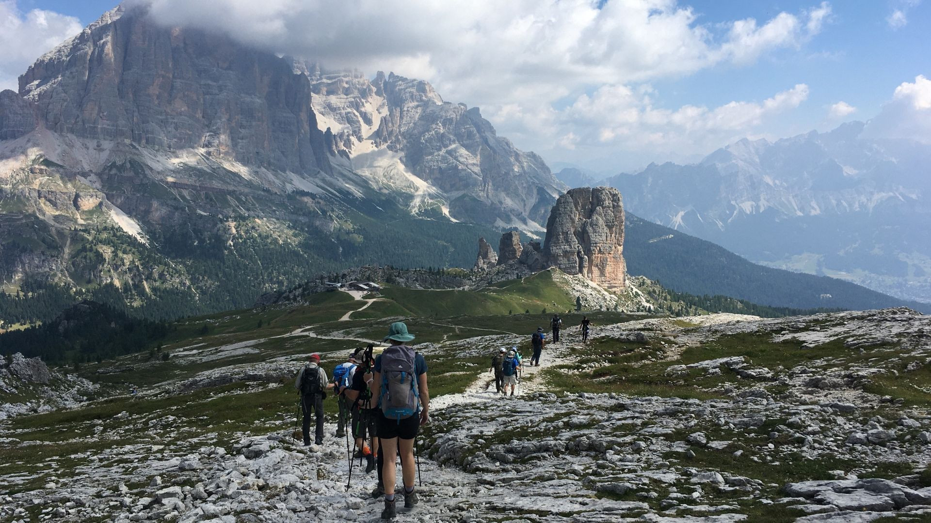 Randonneurs près des Cinque Torri - Dolomites - Italie