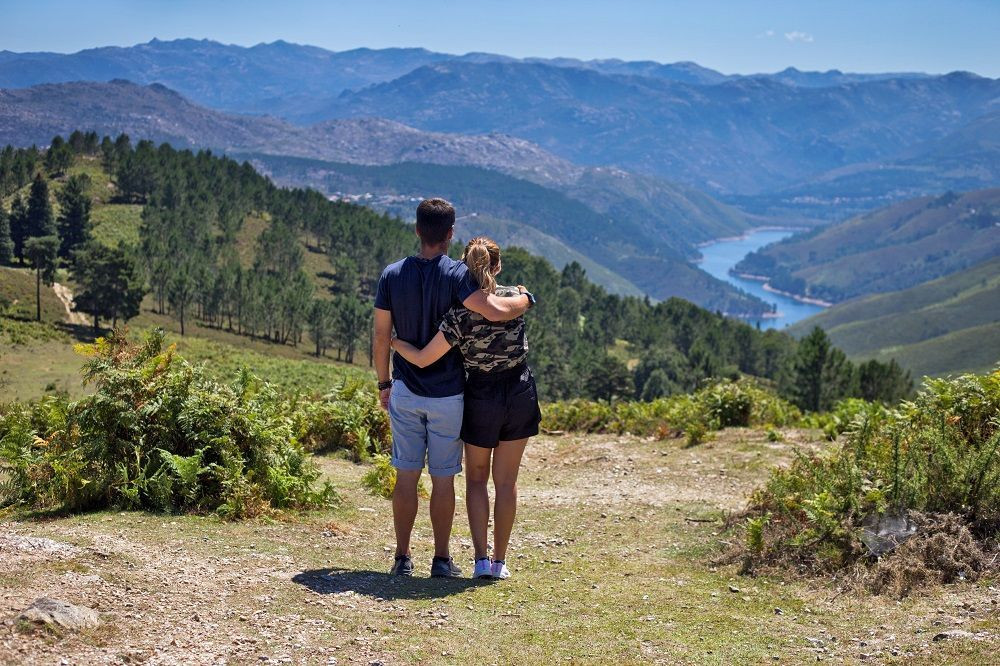 © Authentic Trails Escursionisti vicino a Soajo - Parco nazionale di Peneda-Gerês - Portogallo