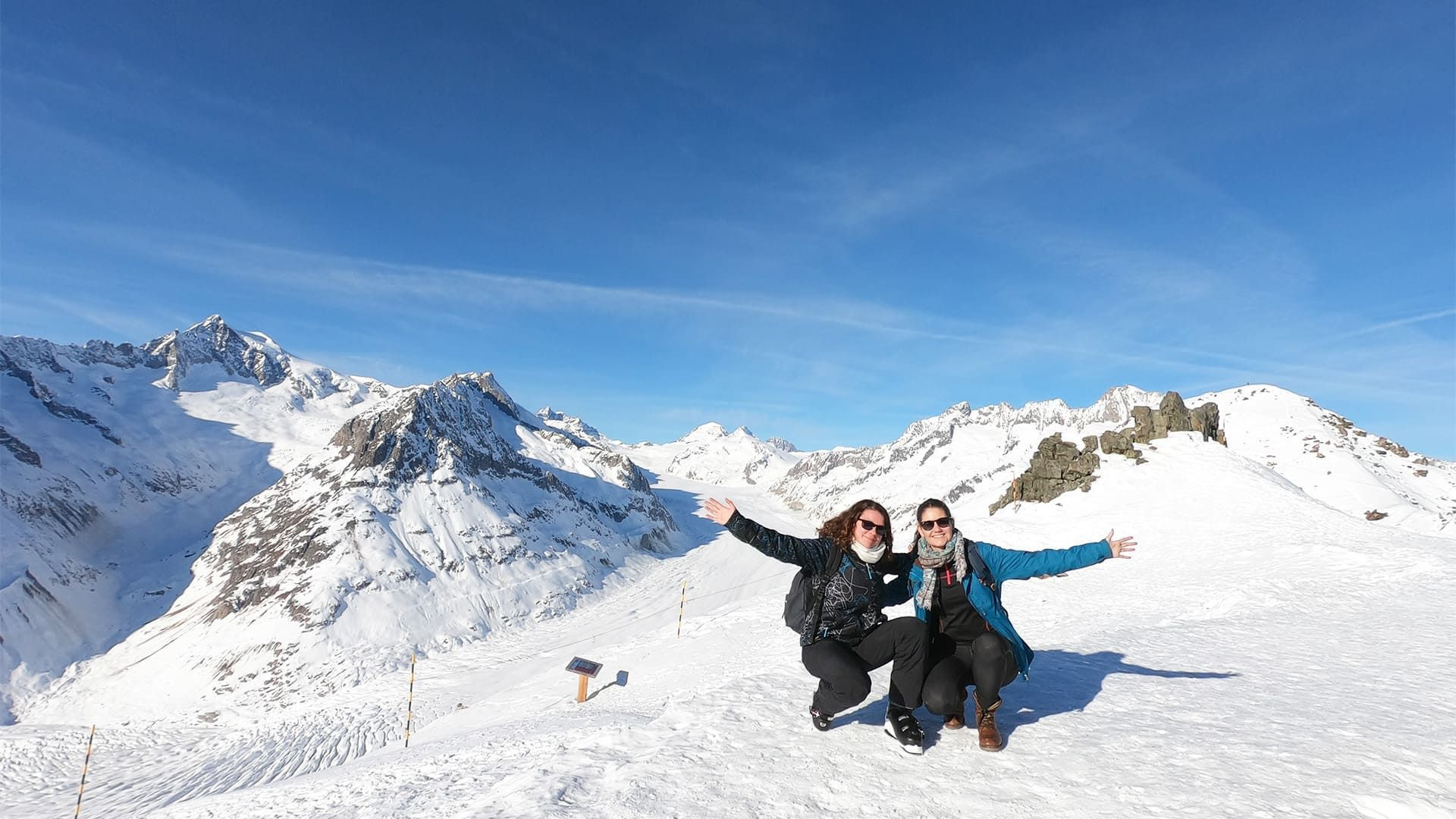 Escursioniste vicino al ghiacciaio dell’Aletsch in inverno - Vallese - Svizzera