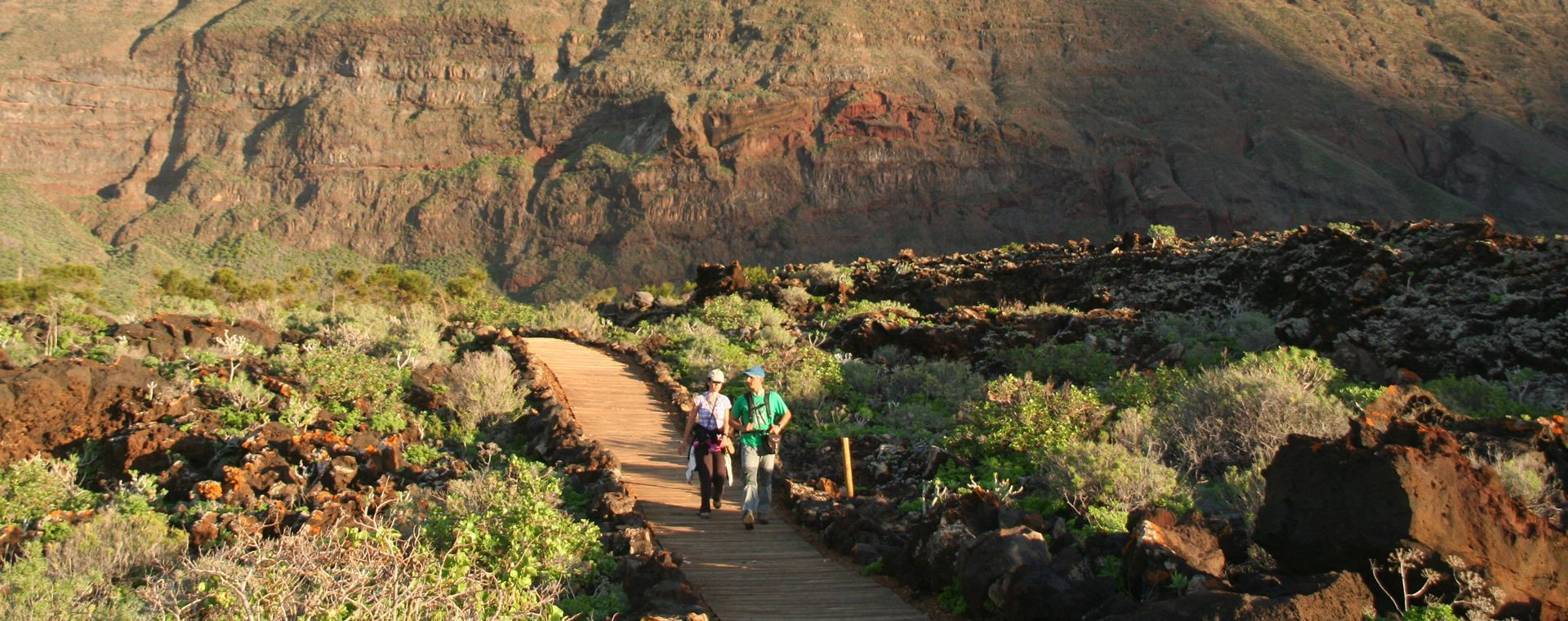 Escursionisti su un sentiero di legno nella valle di El Golfo - El Hierro - Isole Canarie