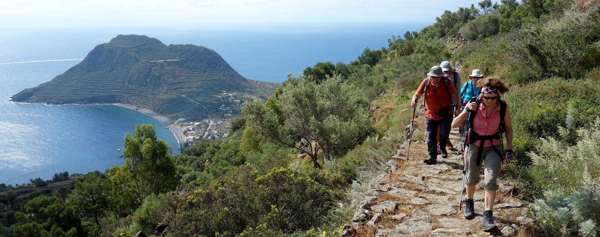 Randonneurs sur un sentier côtier - Filicudi - Îles Éoliennes - Italie
