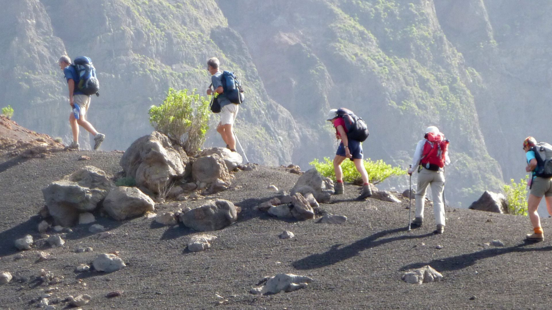 © Wilfrid Valette Randonneurs sur une pente volcanique - Cap-Vert
