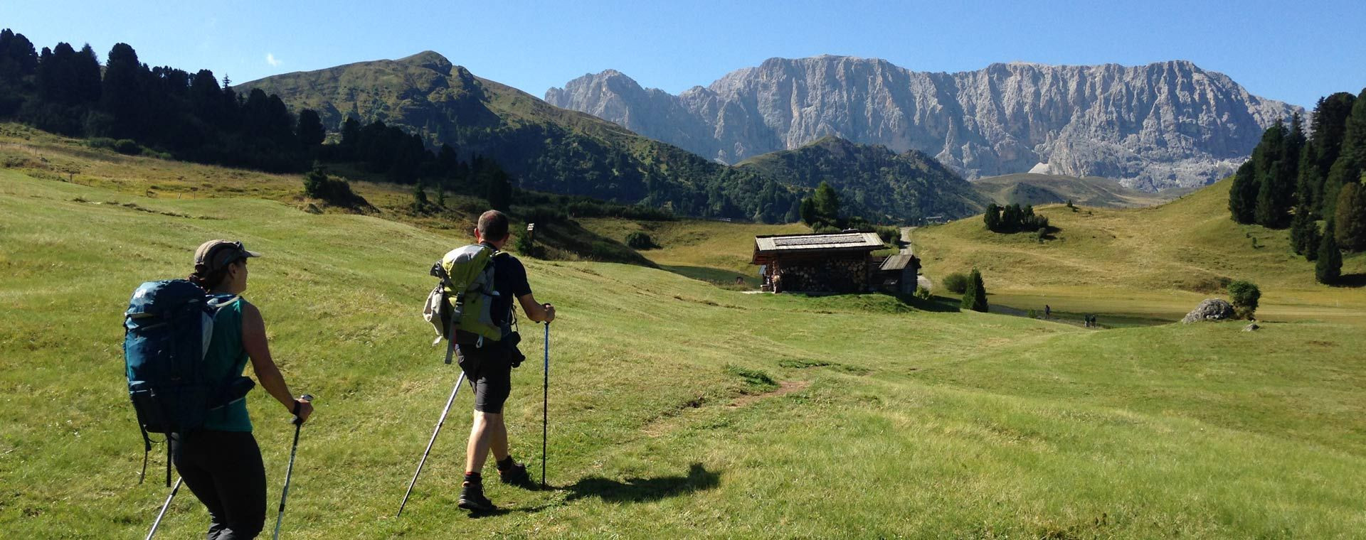Randonneurs sur les alpages - Dolomites - Italie