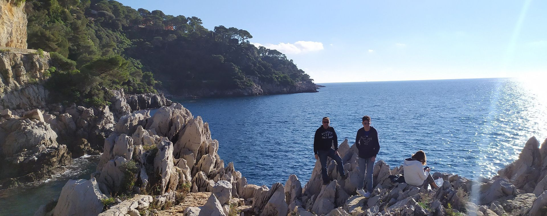 Escursionisti sulle rocce costiere vicino a Mentone - Costa Azzurra - Francia