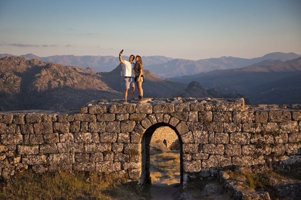 © Authentic Trails Escursionisti sulle rovine - Parco nazionale di Peneda-Gerês - Portogallo