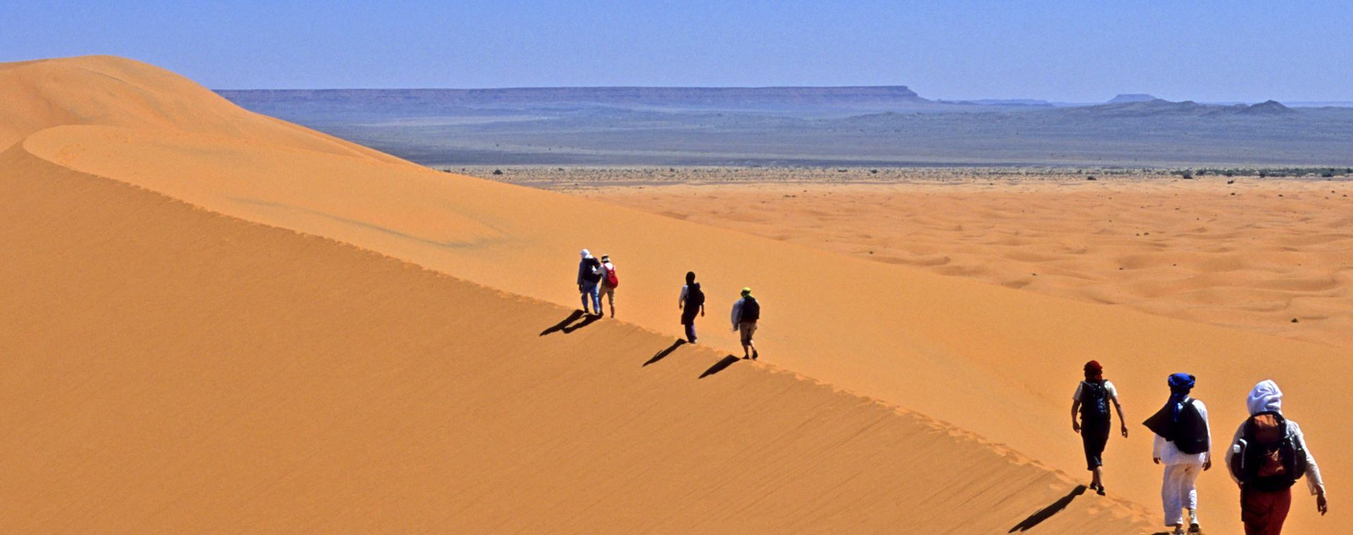 Escursionisti sulle dune di sabbia - Sahara - Marocco