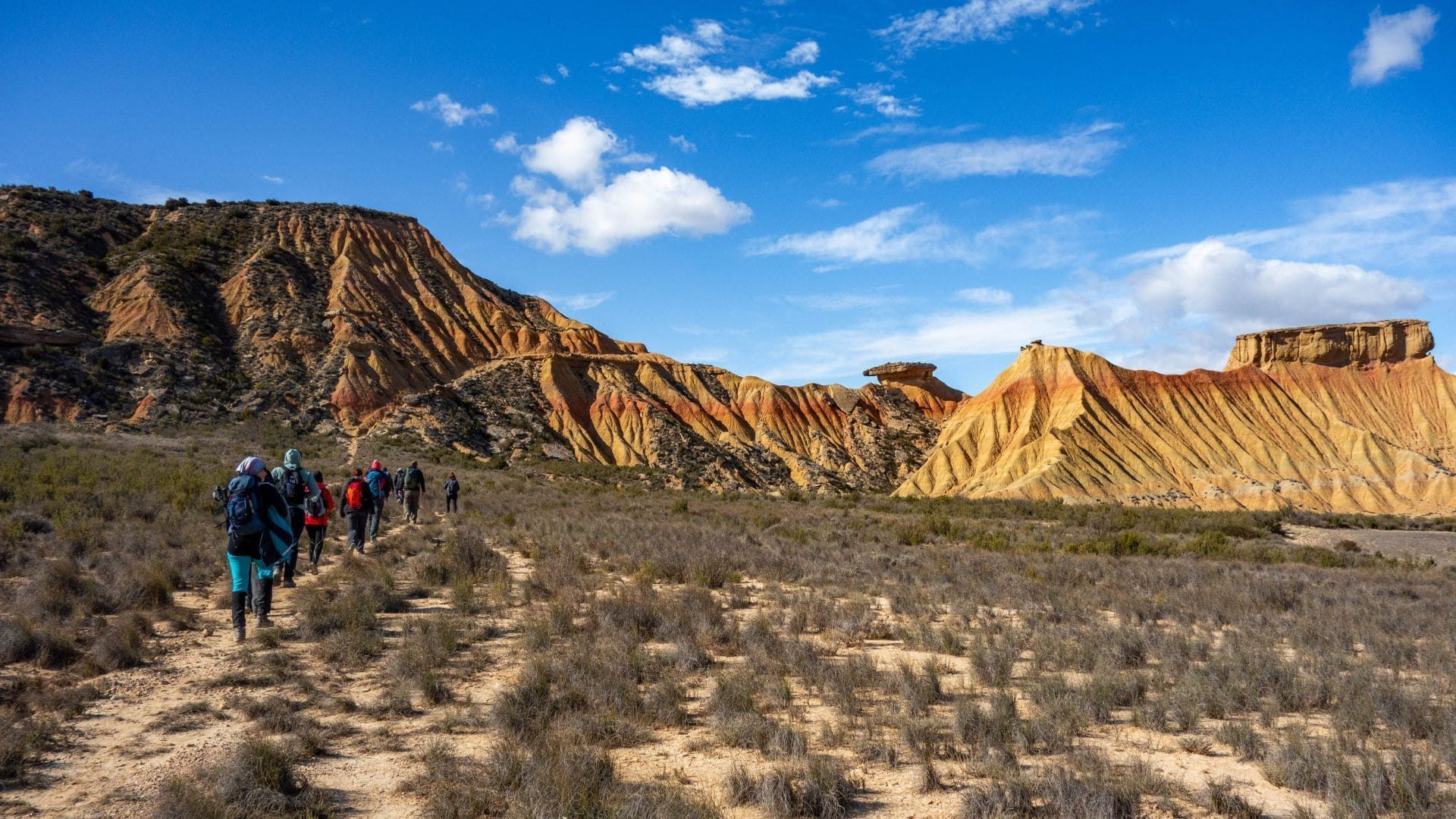 © K. Lagarde Randonneurs dans la plaine du désert des Bardenas - Navarre - Espagne