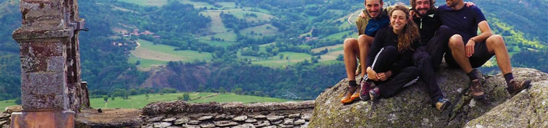 Escursionisti in vetta sul Cammino di Santiago - Aubrac - Francia