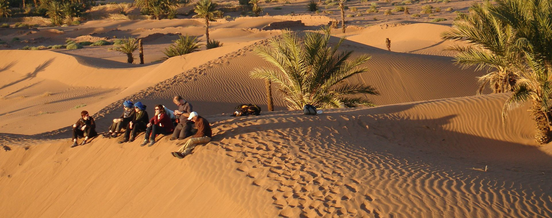 Escursionisti a riposo tra le dune - Sahara - Marocco