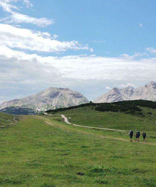 Randonneurs vers le hameau de Fodara - Dolomites - Italie
