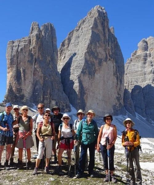 © Thomas Baldet Groupe de randonneurs devant les Tre Cime di Lavaredo - Dolomites - Italie