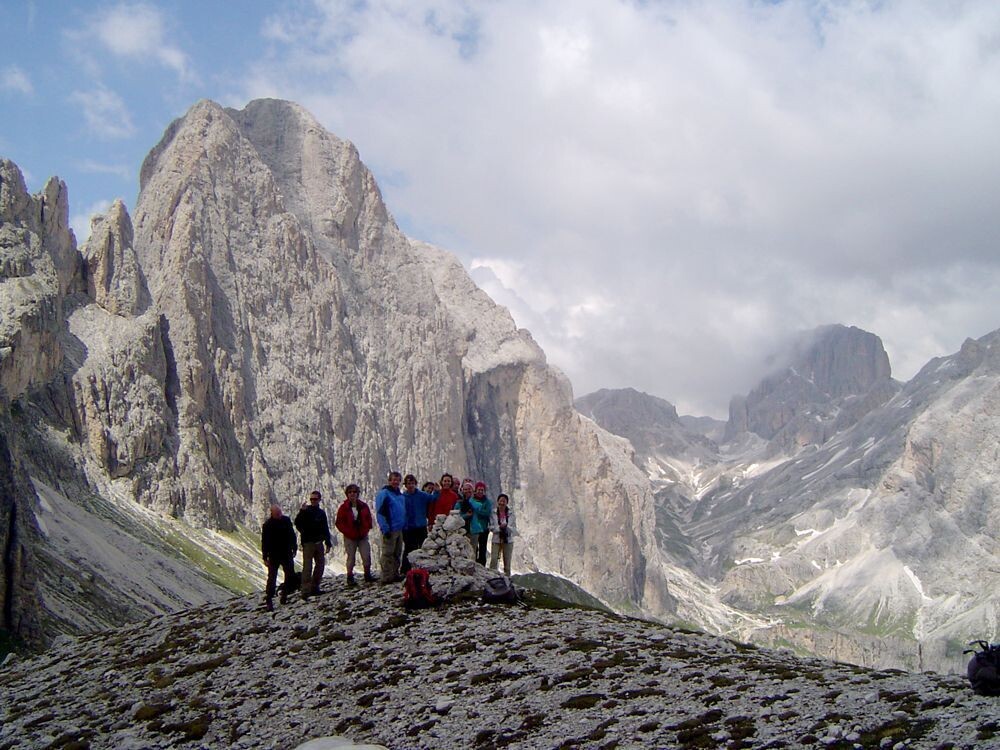 Escursionisti davanti alle pareti del Catinaccio, Dolomiti