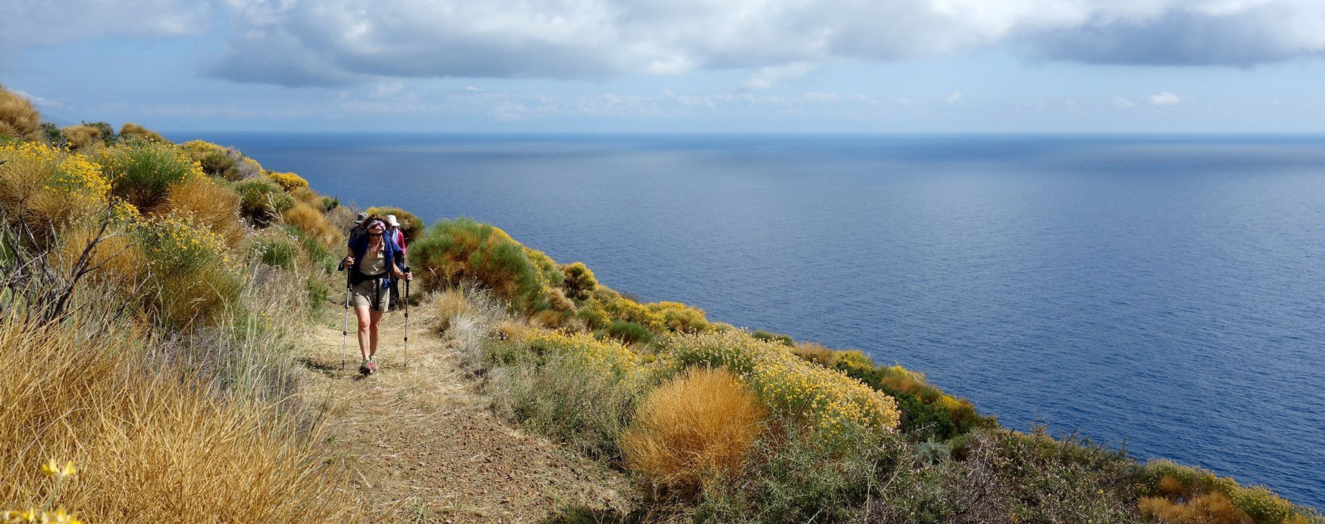 Randonnée sur un sentier côtier - Îles Éoliennes - Italie