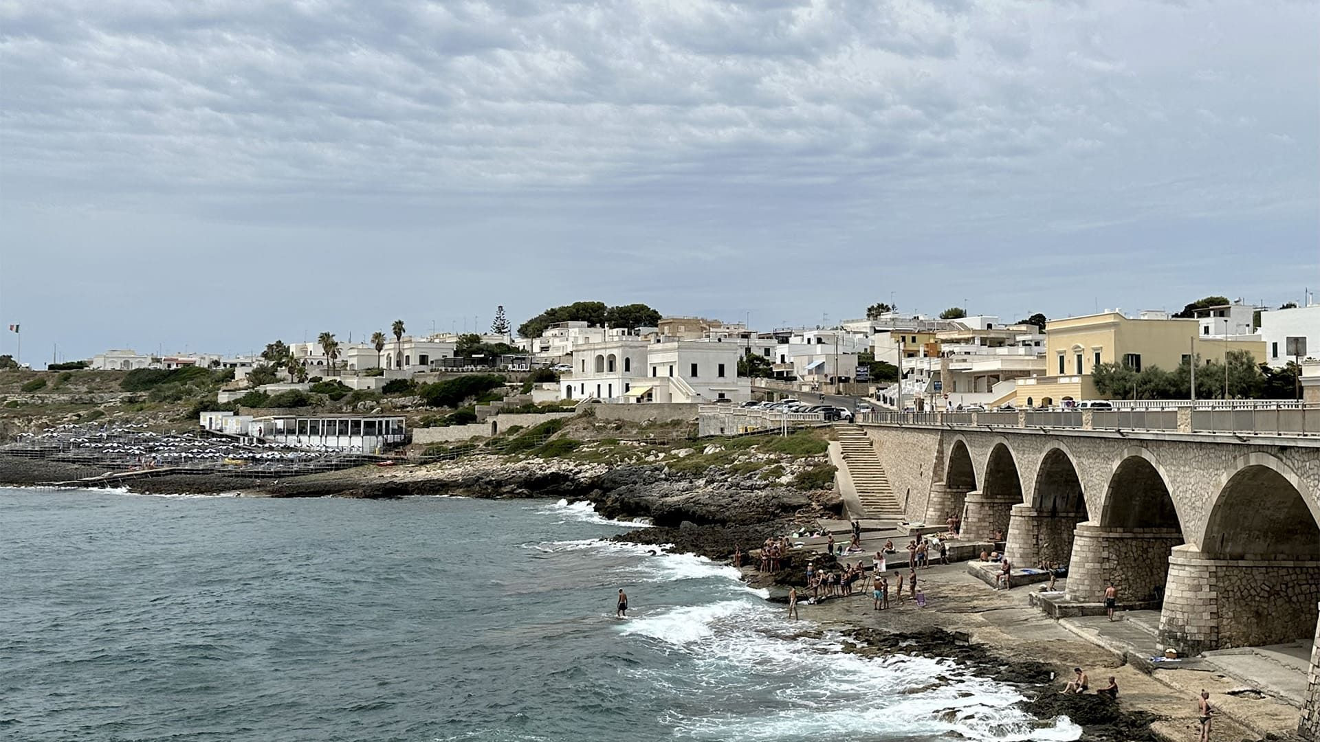 Pont historique en bord de mer - Pouilles - Italie