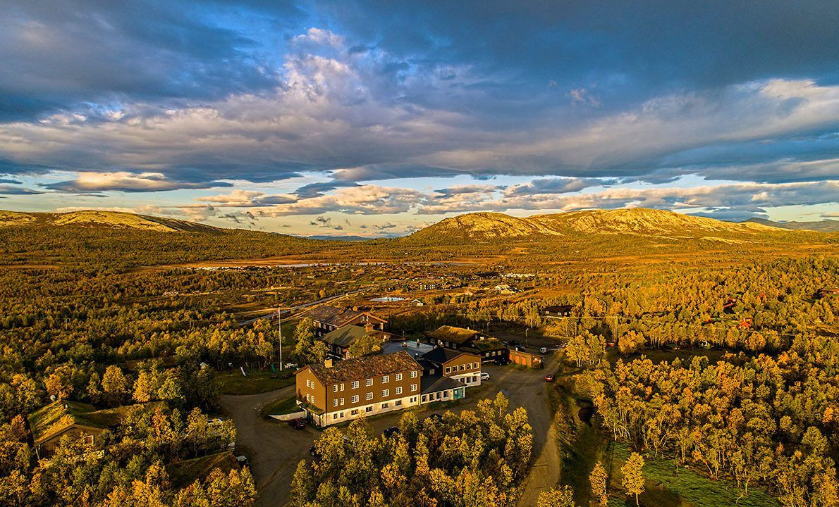 Lodge isolato nella tundra autunnale visto dall’alto - Scandinavia