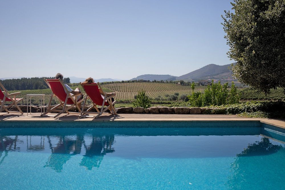 © Authentic Trails Piscina dell’hotel con vista sui vigneti della valle del Douro - Portogallo