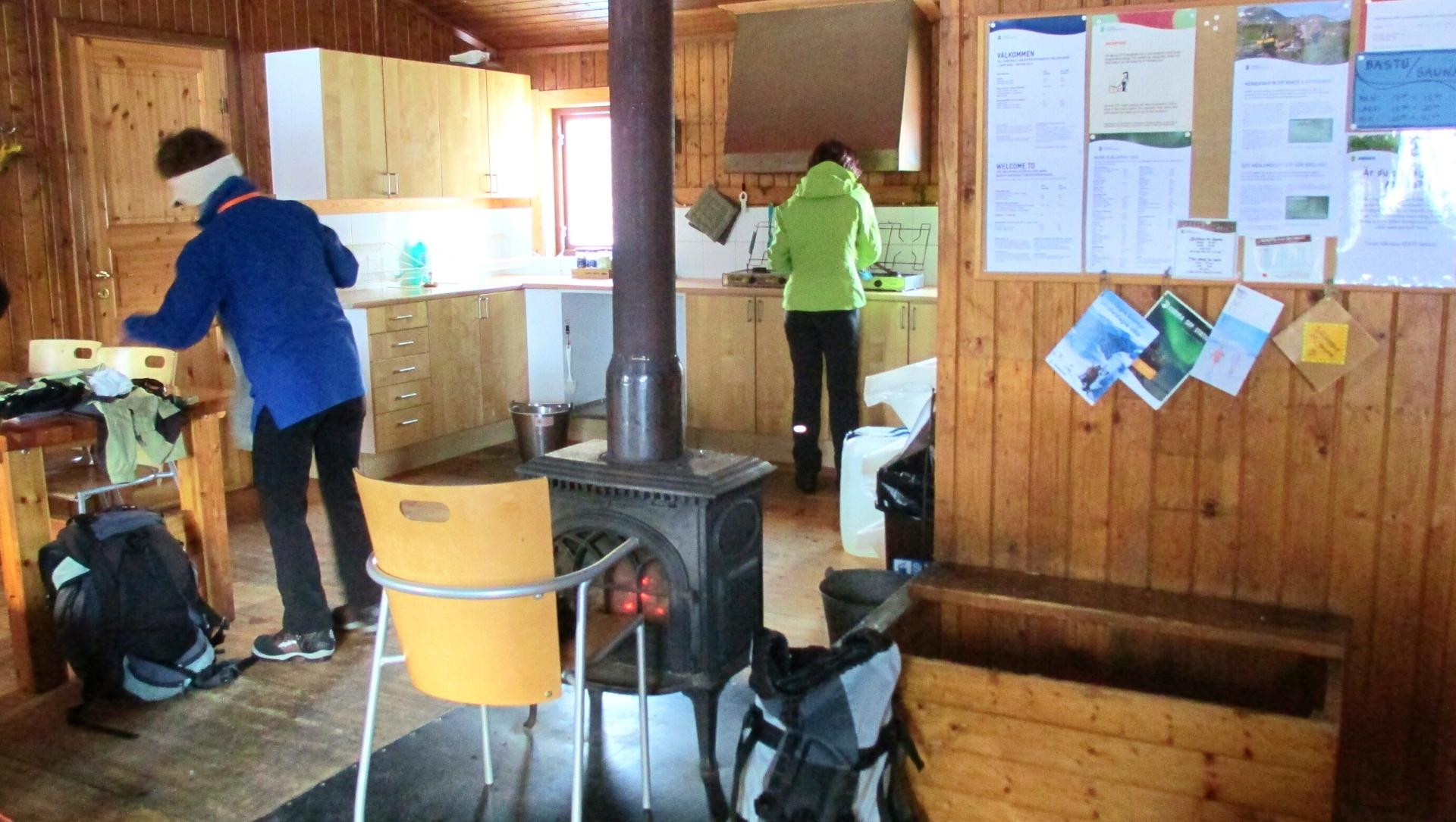 Interno accogliente di un rifugio sul Kungsleden - Svezia
