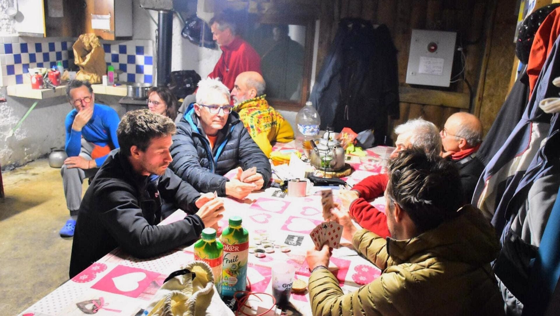 © David Praire Gruppo che gioca a carte in un rifugio - Vercors - Francia