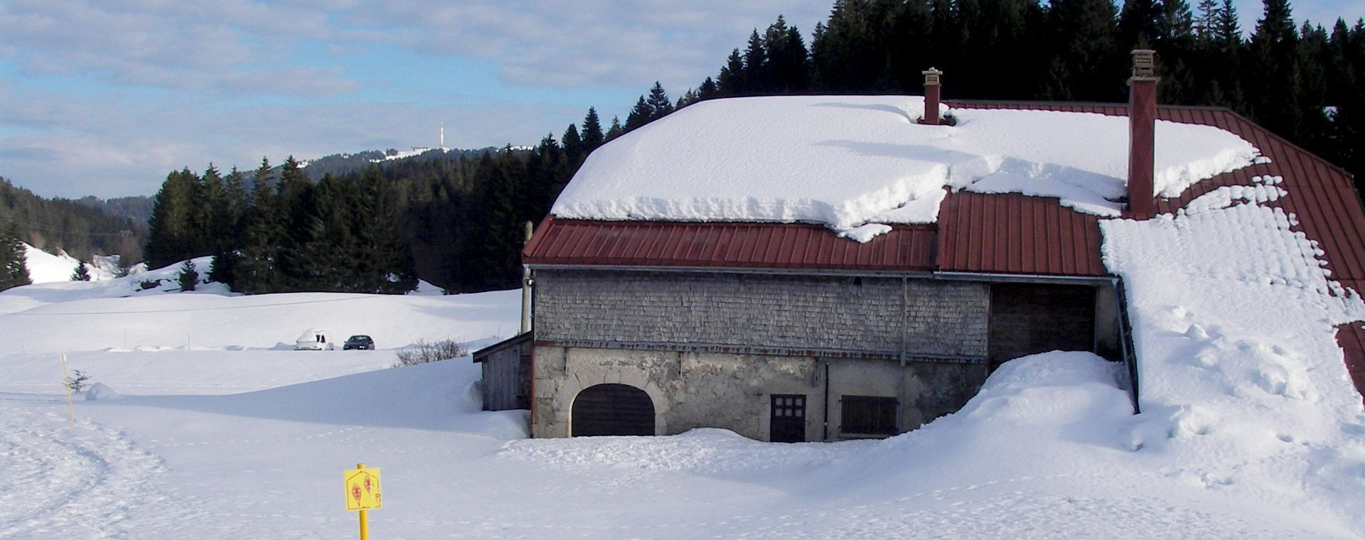 Fattoria comtoise innevata in inverno - massiccio del Giura - Francia