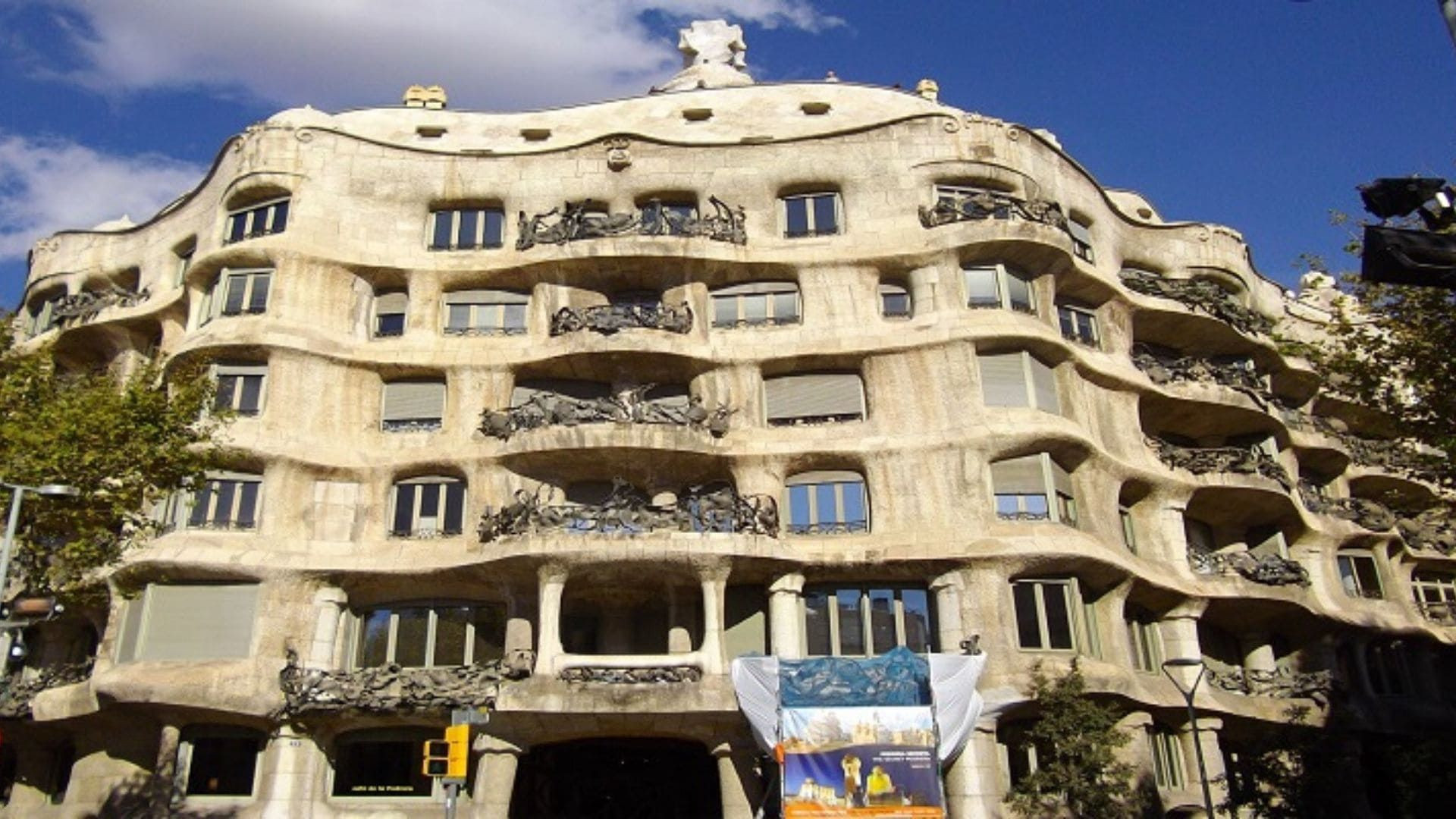 Facciata della Casa Milà di Gaudí - Barcellona - Spagna