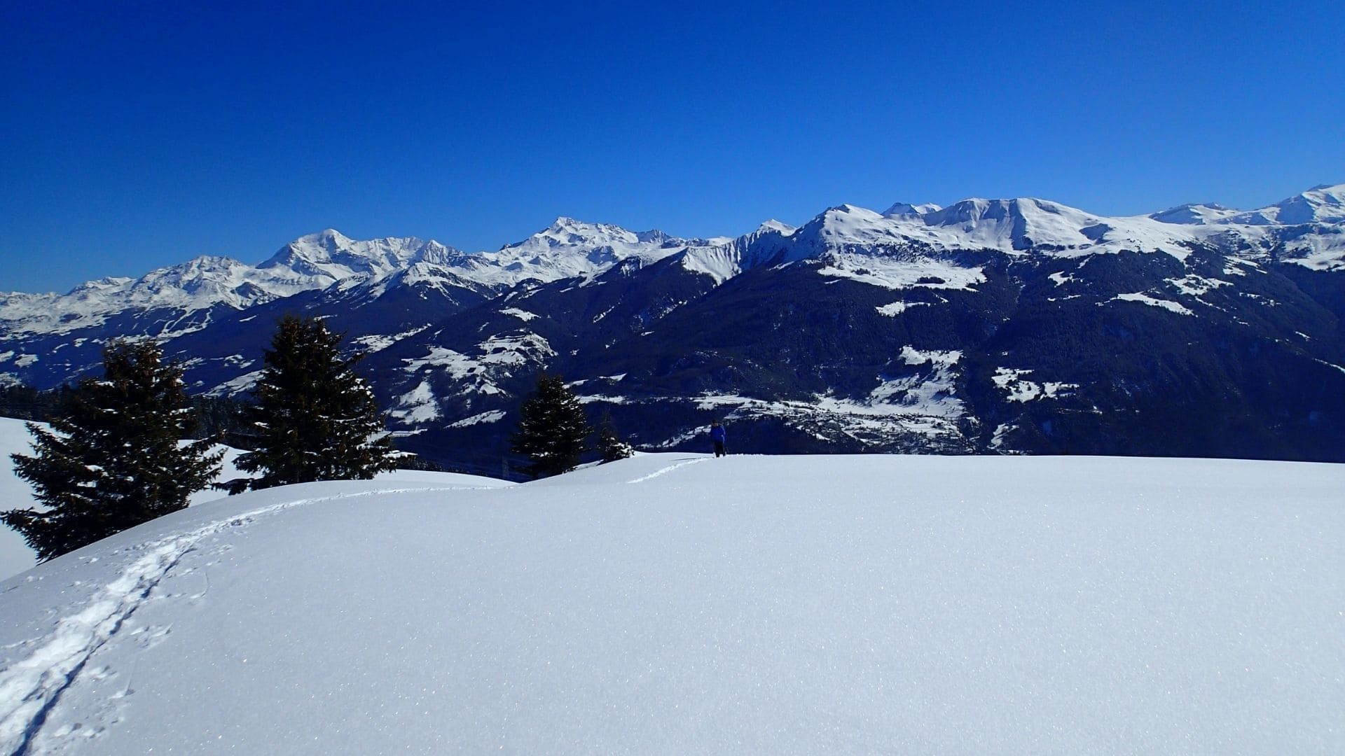 Escursione con le racchette da neve di fronte alle Alpi innevate - La Combe au Roi - Francia