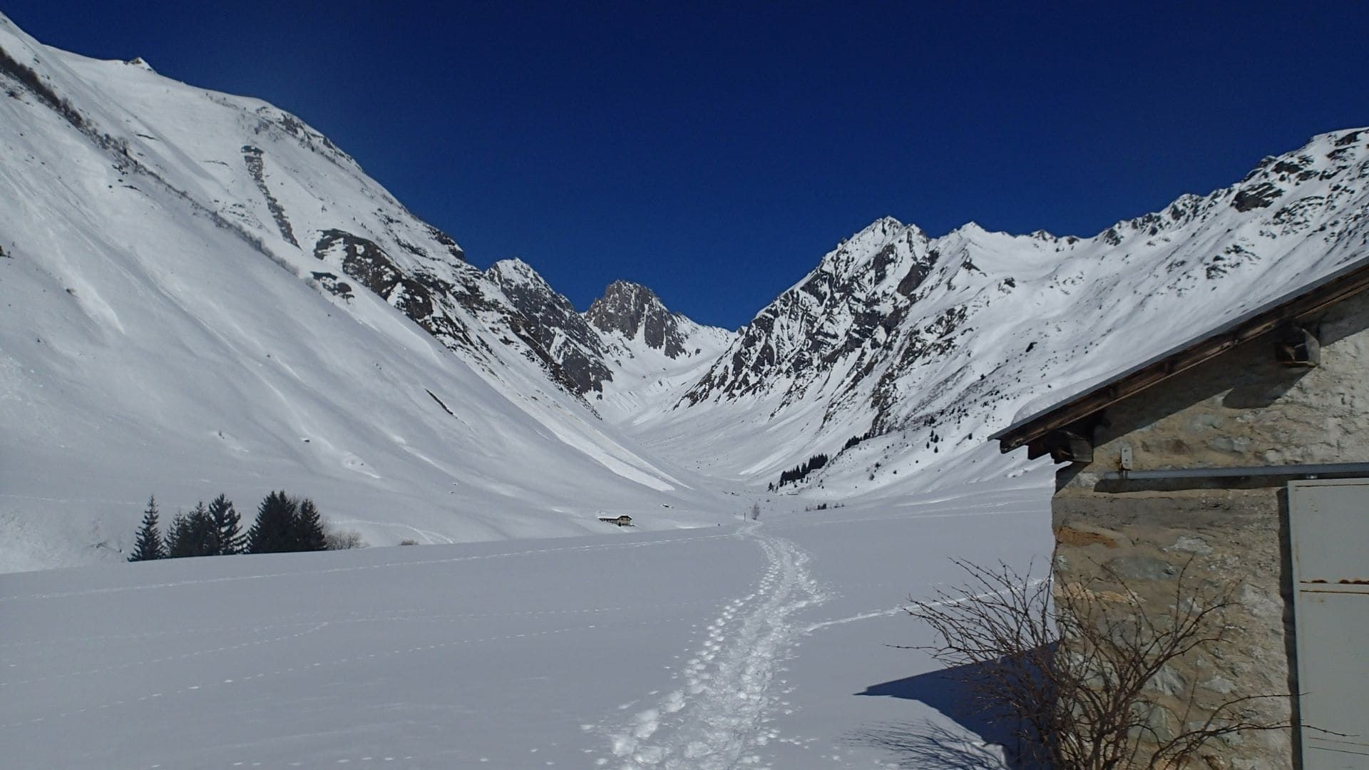 Valle innevata sotto le cime - valle di Forand - Alpi