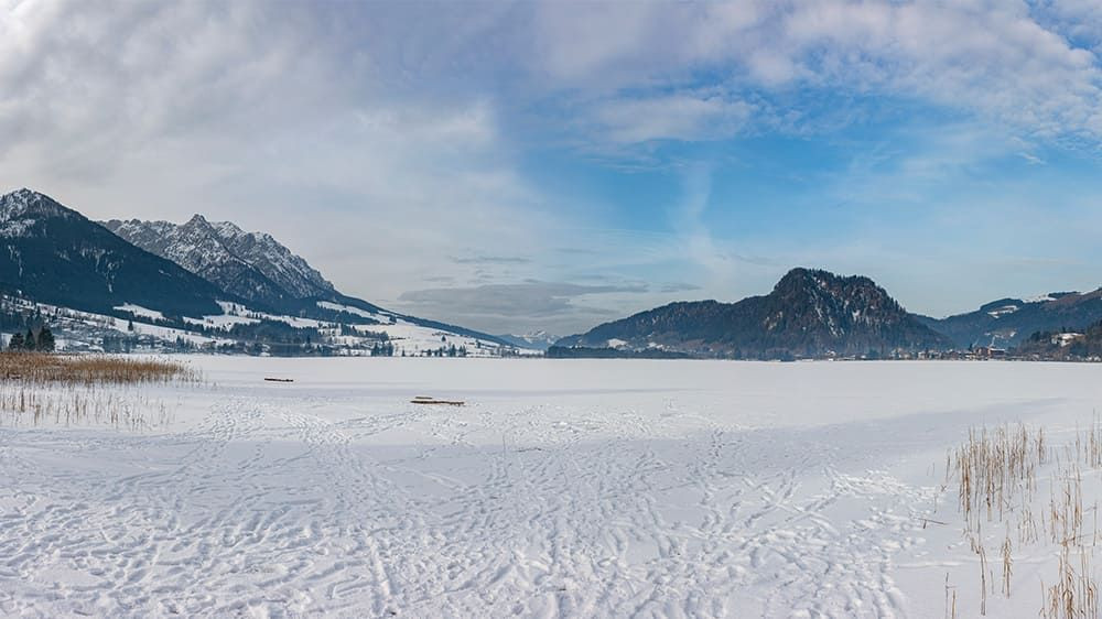 Lago Walchsee ghiacciato in inverno e montagne innevate - Tirolo - Austria