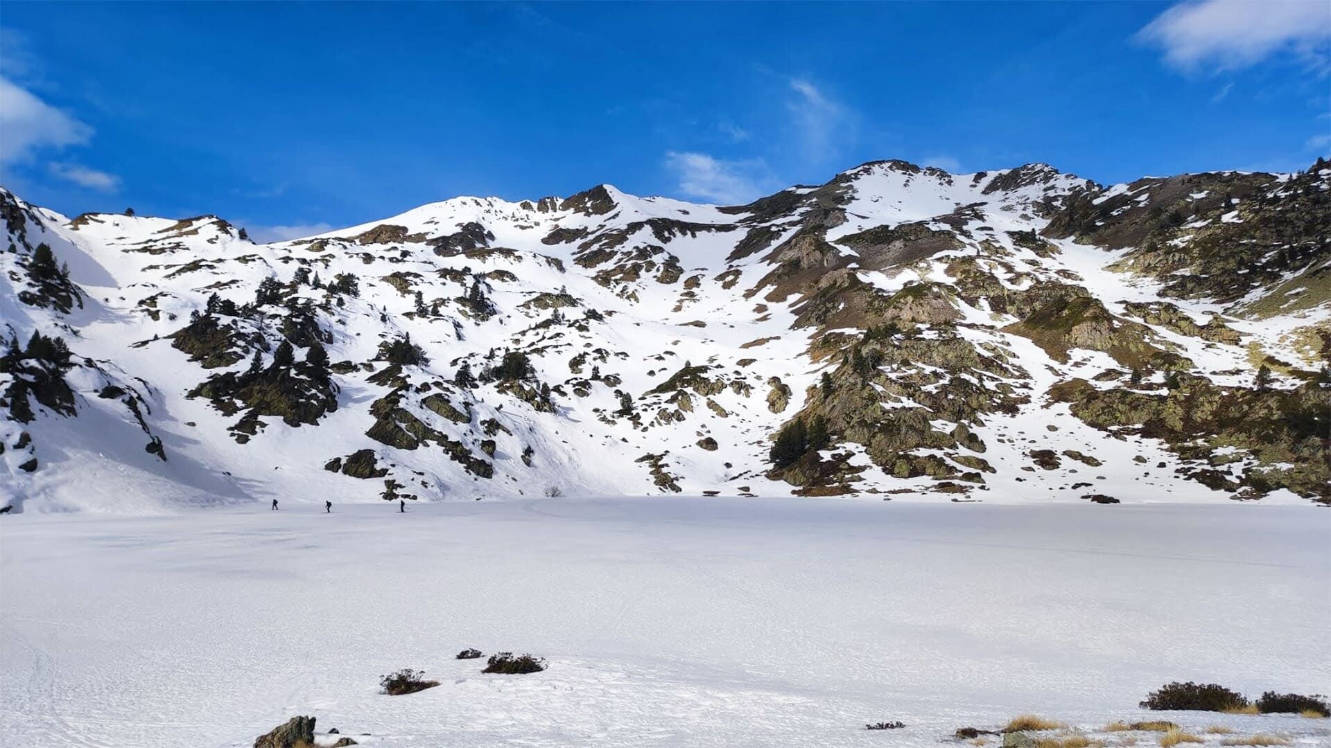 Lago e ciaspole nei Pirenei degli Encantats