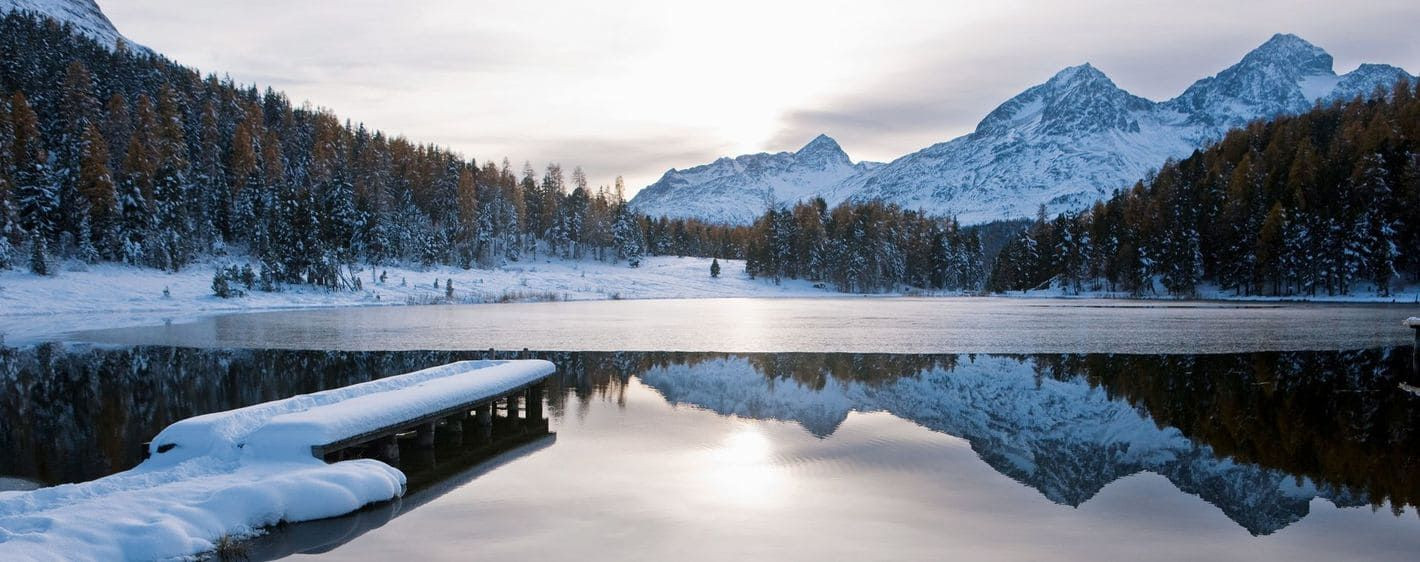 Lago Staz ghiacciato in inverno vicino a Sankt Moritz - Alta Engadina - Svizzera