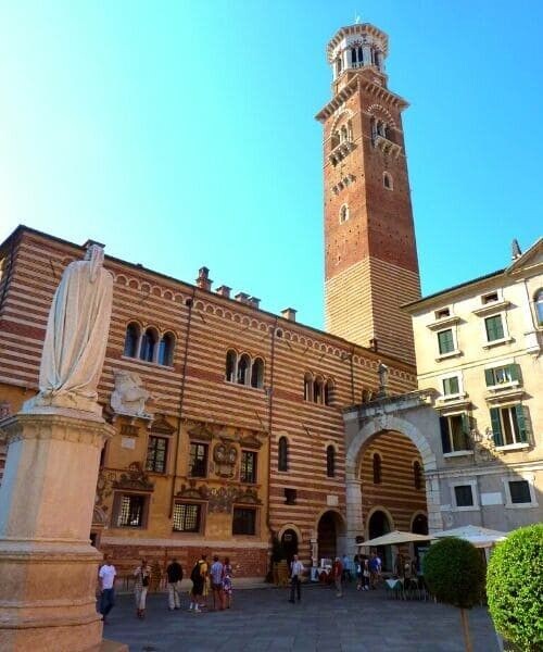 © Marie-Joseph Bouguier Tour des Lamberti et piazza dei Signori - Vérone - Vénétie - Italie