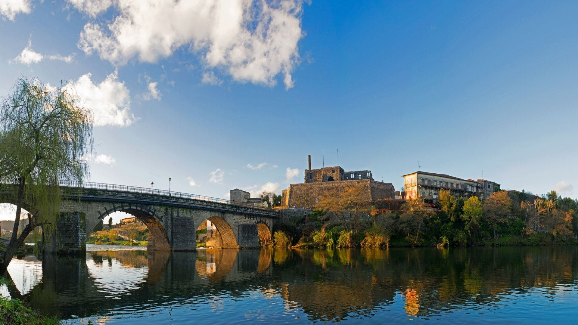 Ponte di pietra sul fiume a Barcelos - Portogallo