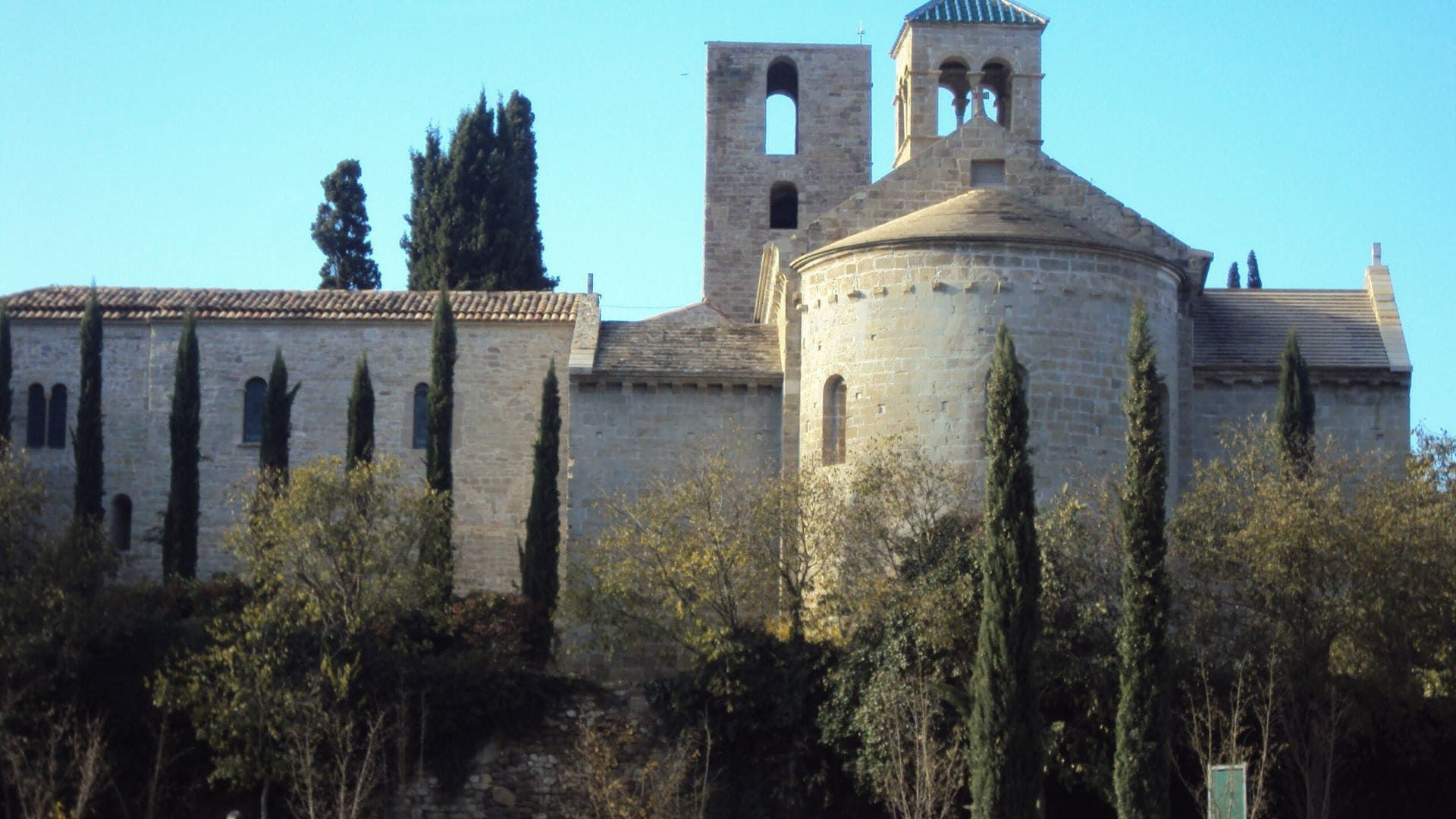 Monastero romanico di Sant Benet de Bages e cipressi - Catalogna - Spagna
