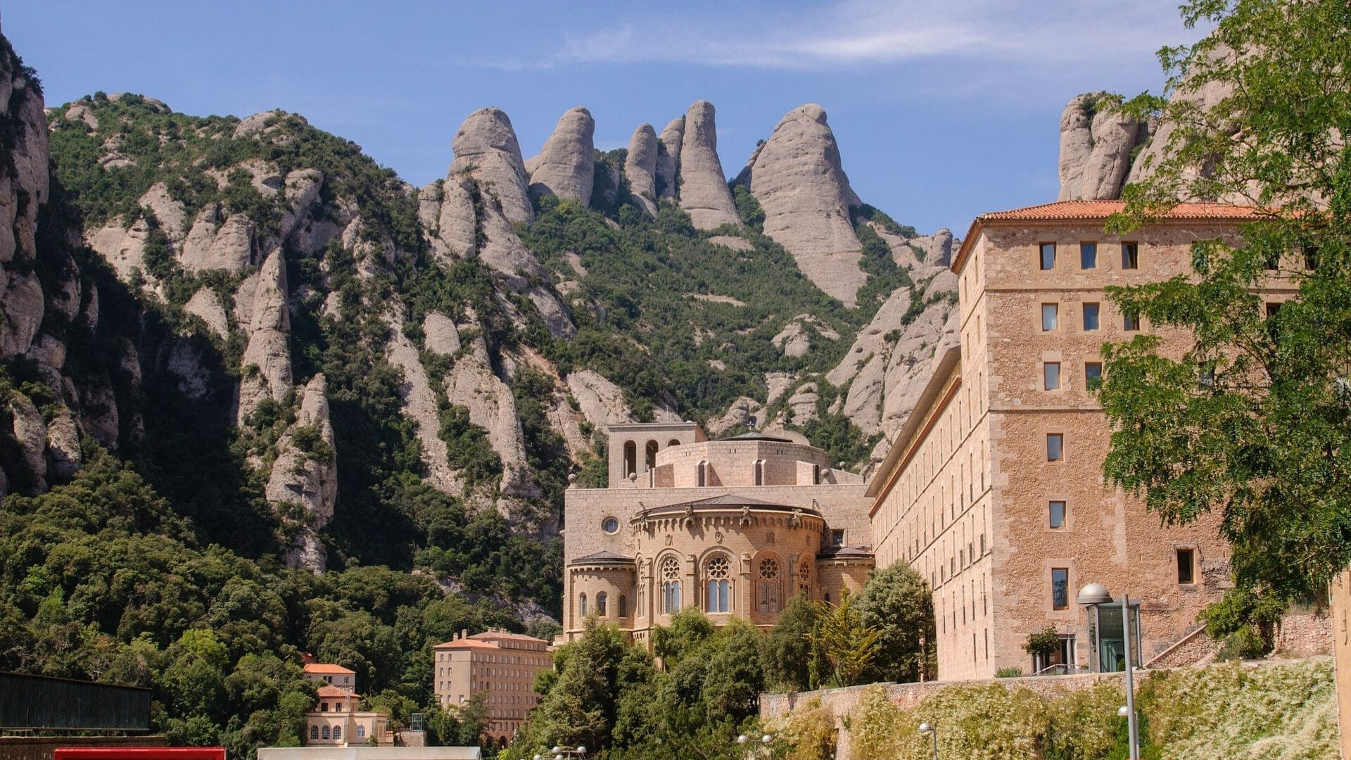 Monastero di Montserrat sotto le guglie rocciose - Catalogna - Spagna