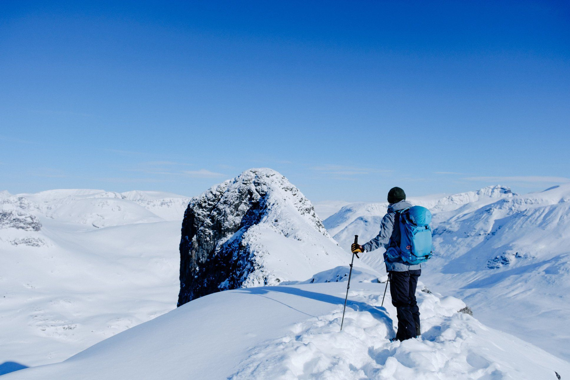 Escursionista su una cresta innevata - Jotunheimen - Norvegia