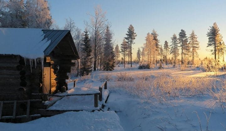Capanna di tronchi nella foresta innevata - Kainuu - Finlandia