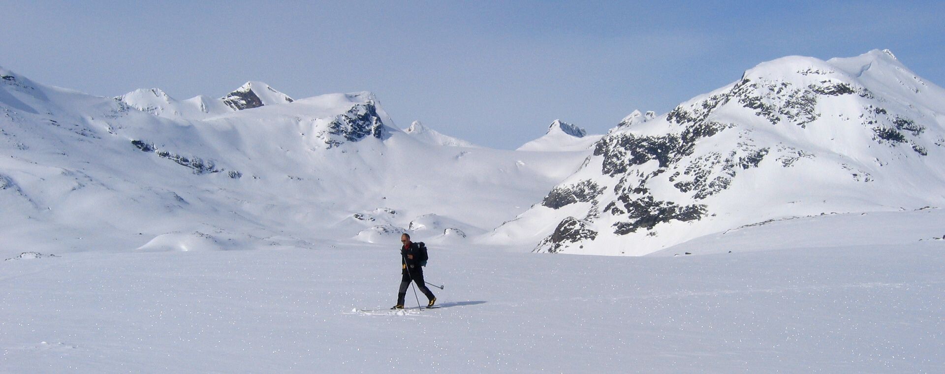 Sciatore nordico in un vasto circo - Jotunheimen - Norvegia