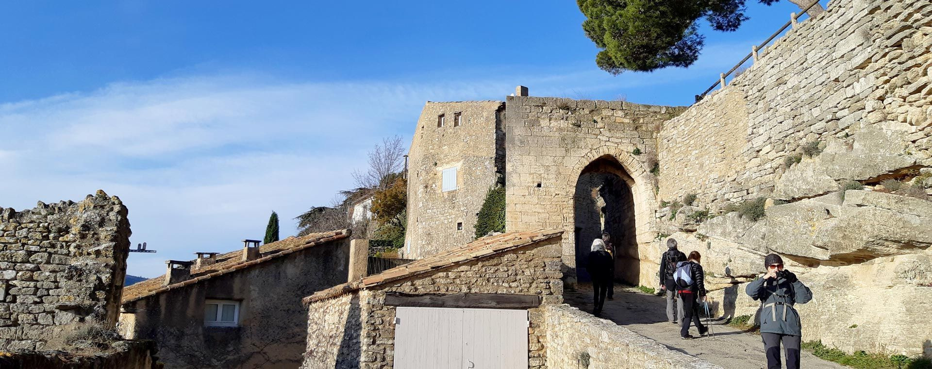 Bastioni di un villaggio del Luberon in inverno - Provenza - Francia