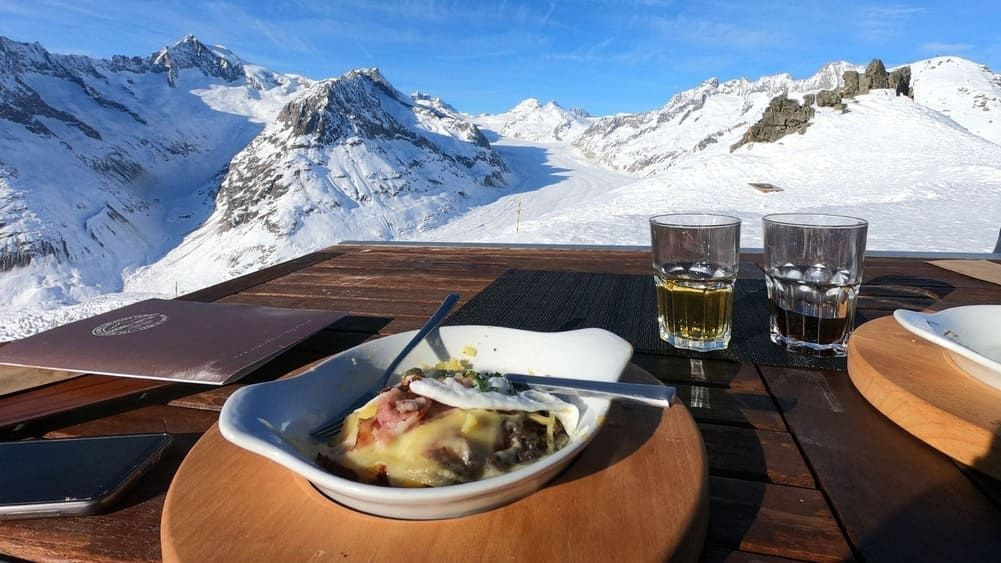 Pausa pranzo in terrazza davanti al ghiacciaio dell’Aletsch - Vallese - Svizzera