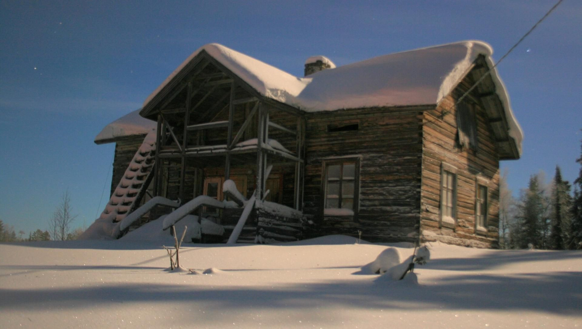 Casa di legno innevata in Lapponia - Finlandia
