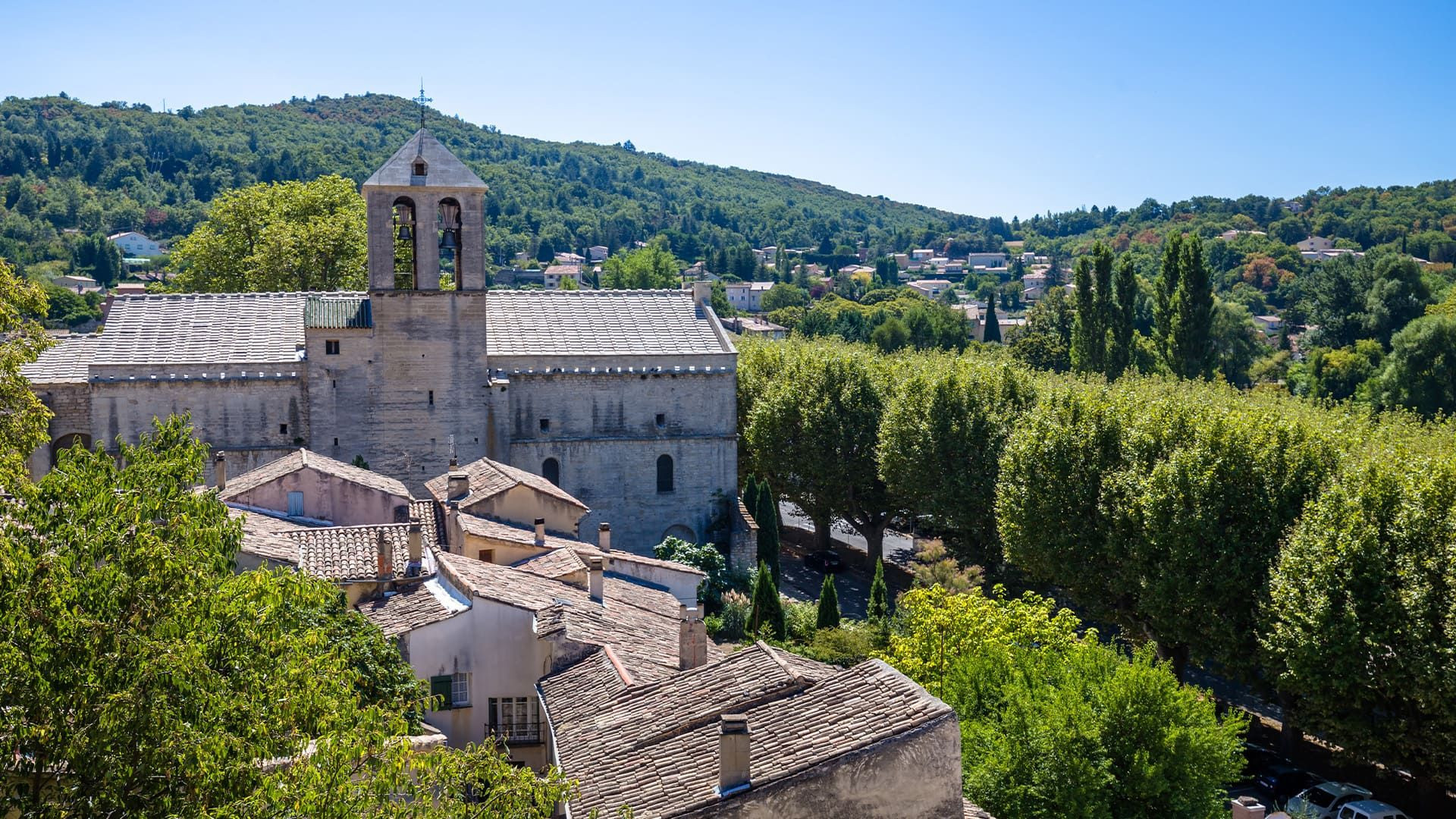 © Adobe Stock Chiesa e tetti del villaggio di Malaucène - Vaucluse - Provenza - Francia