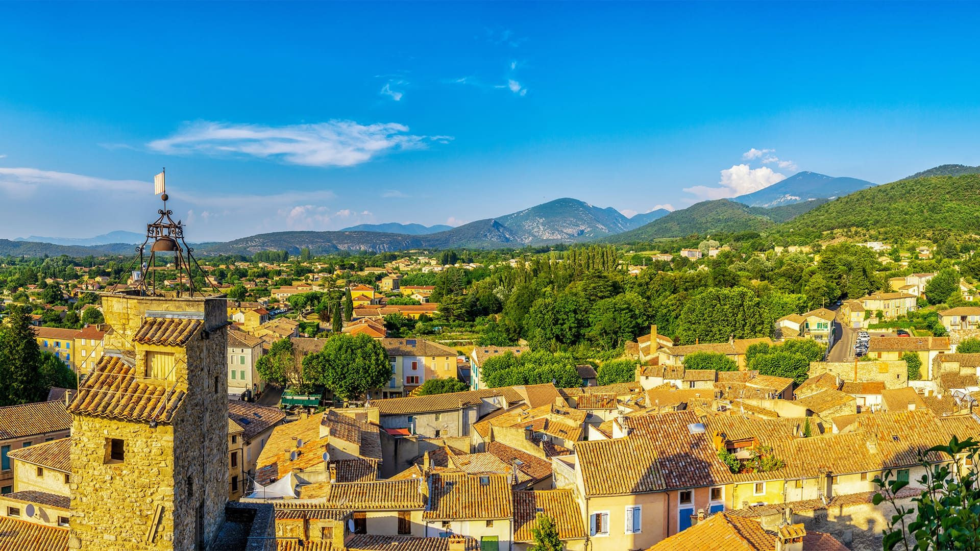 © Adobe Stock Villaggio di Malaucène e Mont Ventoux - Vaucluse - Provenza