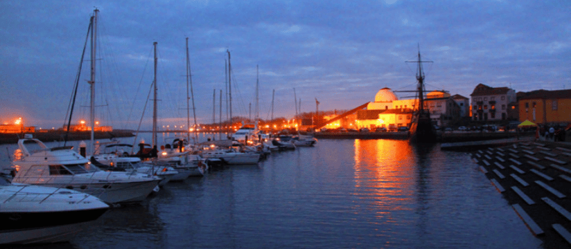 © Florian Calvat Porto turistico di Vila do Conde al crepuscolo - Portogallo