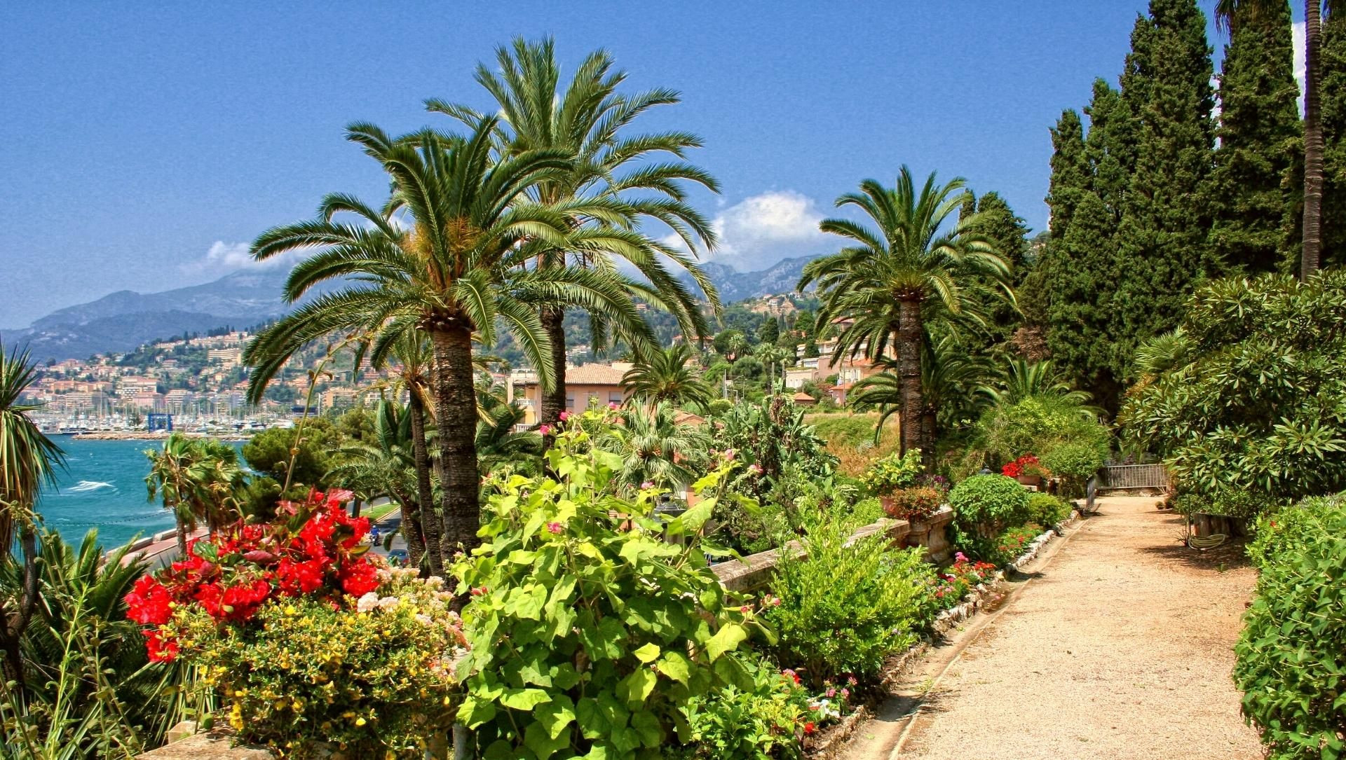 Giardino e palme sopra la baia di Mentone - Costa Azzurra - Francia