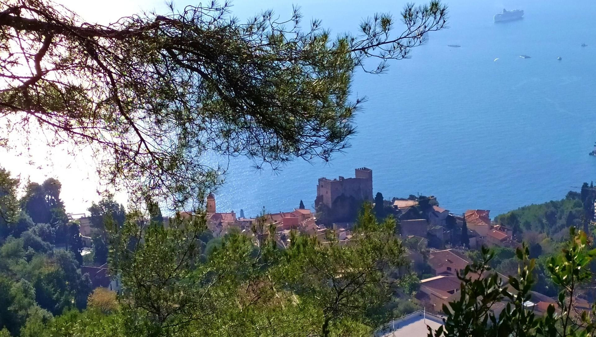 Vista sul mare e sui tetti dall’alto - Mentone - Francia