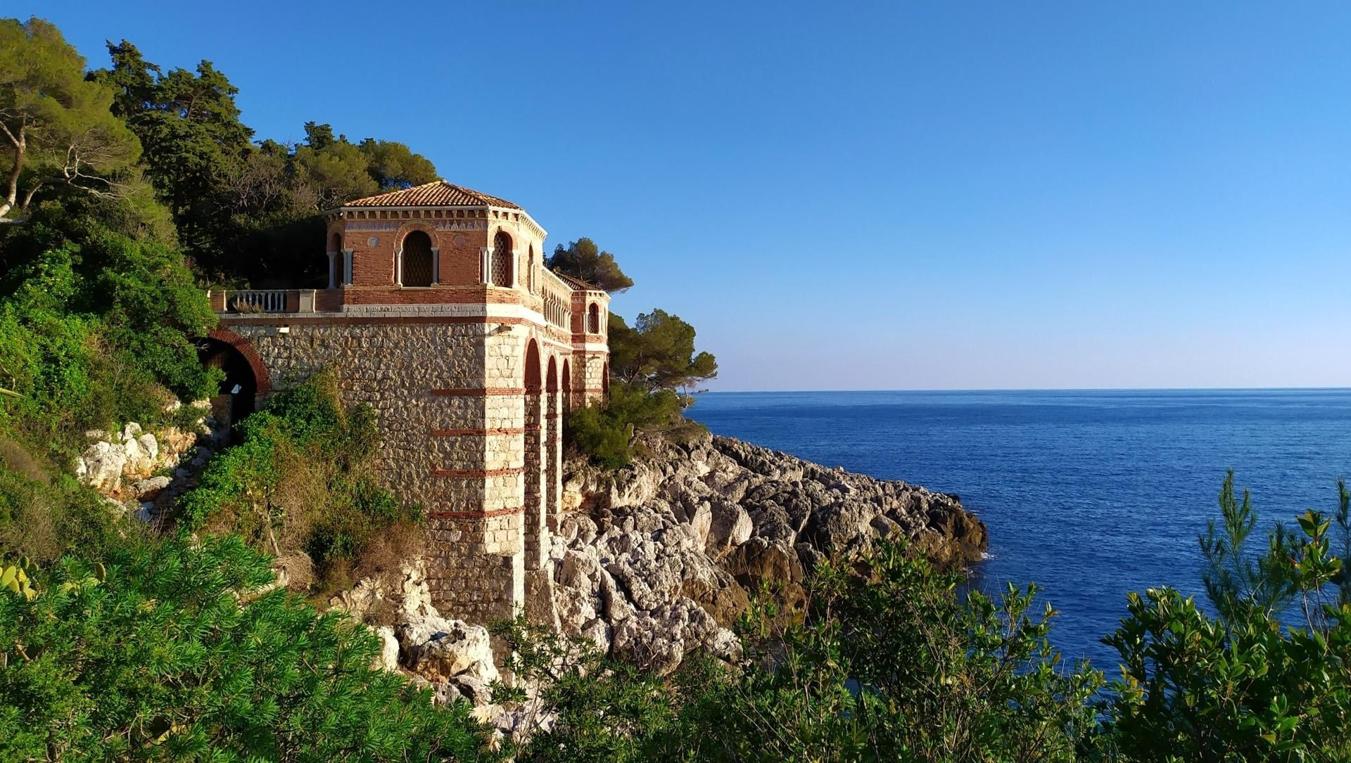 Villa sul mare sopra la costa rocciosa - Mentone - Costa Azzurra