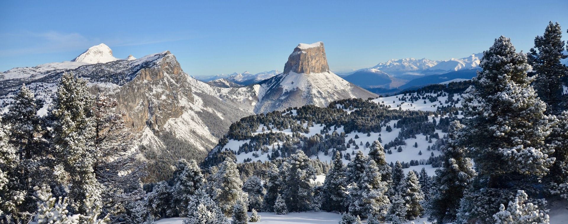 Mont Aiguille e foreste innevate in inverno - Vercors - Francia
